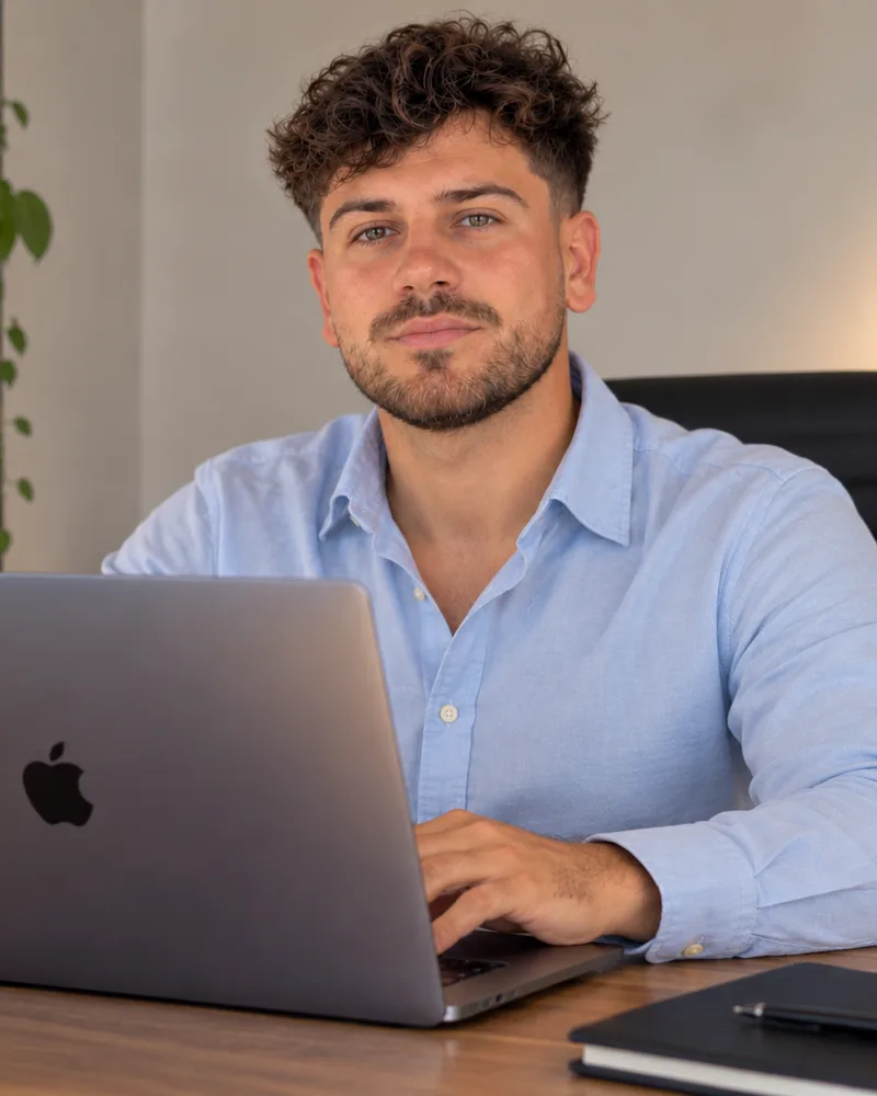 Fundador de Pintea Agency con su portátil